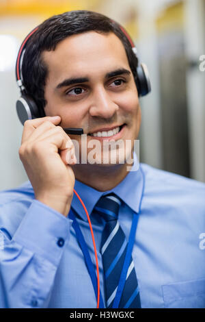 Techniker sprechen über Kopfhörer Stockfoto
