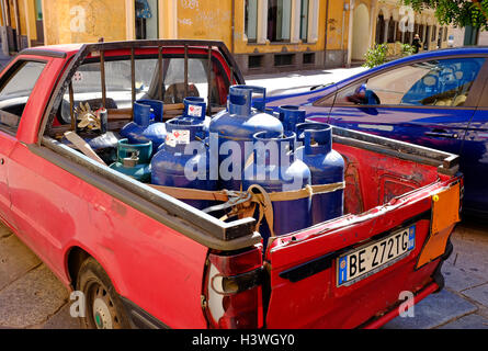 Gasflaschen festgeschnallt auf der Rückseite der alten Pick-up LKW, Sardinien, Italien Stockfoto