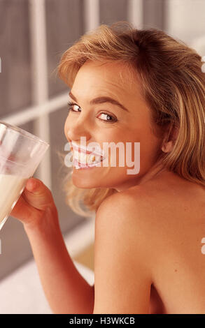 Frau, jung, fröhlich, Milch, Getränk, Porträt, innen, Ernährung, gesund, trinken, Glas, halten, Langhaarig, blond, freien oberen Teil des Körpers, "Brusthaut Bart" Stockfoto