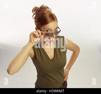 Frau, jung, Top, Sonnenbrille, Geste, Freude, Begeisterung, Porträt, Frauen, Studio, Freisteller, Rothaarige, enthusiastisch, erfreut, glücklich, in Erstaunen, Stockfoto