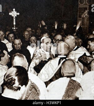 Fotoabzug zum neunten Jahrestag der Krönung von Papst Pius XII (1876-1958) im Vatikan. Vom 20. Jahrhundert Stockfoto