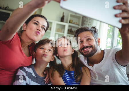 Glückliche Familie, die eine Selfie mit digital-Tablette Stockfoto