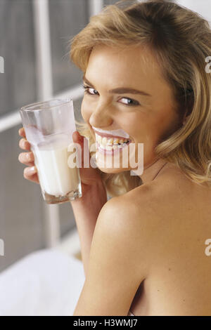 Frau, junge, oberen Teil des Körpers, frei, Glas, Milch, "Brusthaut Bart", Lächeln, Porträt, Lebensstil, Ernährung, trinken, gesund, Kalzium, Essen, Essen, natürlich, Brusthaut Glas, lachen, glücklich, in eine gute Laune, Gesundheit, Getriebe, positiv, Natürlichkeit Stockfoto