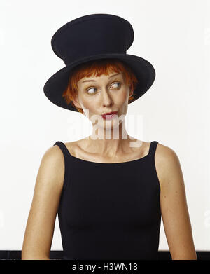 Frau, jung, elegant, Kleidung, schwarz, Pflege, Gesichts spielen, unsicher, zweifelhaft, halbe Porträt, Frauen, Studio, Freisteller, Mode, modisch, Rothaarige, Unsicherheit, Skepsis, kritisch, seltsamerweise, Seitenansicht, Stockfoto