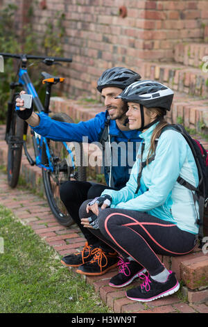 Biker paar nehmen Selfie von Handy Stockfoto