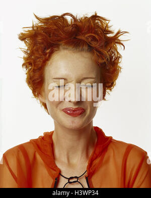 Frau, jung, glücklich, Augen, geschlossen, halbe Porträt, Frauen, Studio, Mimik, Freisteller, Überraschung, Rothaarige, komischerweise im Zukneifen, rote, kurze Haare Frisur, Haare, gute Laune, Stockfoto