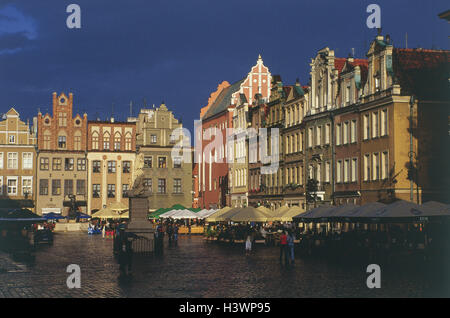 Polen, Posen, Altstadt, Fußgängerzone, Straßencafés, Sonnenschirme, Passanten, abends Licht, Europa, Rzeczpospolita Polska, großen Polen, Posen, Stadt, Teil Stadt, Stadtzentrum, Häuser, Architektur, Baustil, Wohnhäuser, Stadthäuser, Haus Linie, Fußgängerzone, Statue, Denkmal Stockfoto