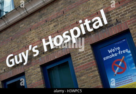 Kerls Krankenhaus Zeichen und rauchfreie Ankündigung, London, UK Stockfoto