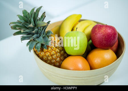 Frisches Obst auf dem Küchentisch Stockfoto