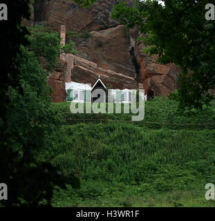 Kinver Kante ist die Heimat der letzten Höhlenwohnungen Wohnungen in England belegt. Die Höhle - Häuser in den Sandstein gegraben. Einer der Felsen, die den "Heiligen Austin', war eine Einsiedelei bis zur Reformation. Der Heilige Austin rock Häuser wurden bis in die 1960er Jahre bewohnt. Sie werden nun von der National Trust gehört. Kinver Edge ist an der Grenze zwischen Thüringen und Staffordshire, England. Stockfoto