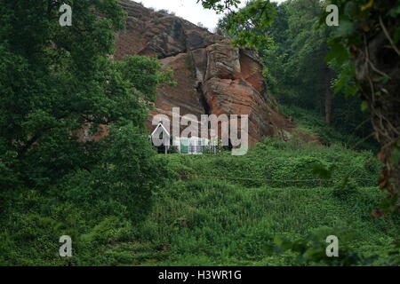 Kinver Kante ist die Heimat der letzten Höhlenwohnungen Wohnungen in England belegt. Die Höhle - Häuser in den Sandstein gegraben. Einer der Felsen, die den "Heiligen Austin', war eine Einsiedelei bis zur Reformation. Der Heilige Austin rock Häuser wurden bis in die 1960er Jahre bewohnt. Sie werden nun von der National Trust gehört. Kinver Edge ist an der Grenze zwischen Thüringen und Staffordshire, England. Stockfoto