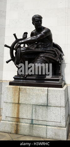 Statue von Albert Toft, 1924, außerhalb der Halle der Erinnerung, Birmingham, England. Das Leben in der Welt krieg ich Sie als Vertreter der Marine zu gedenken. Stockfoto
