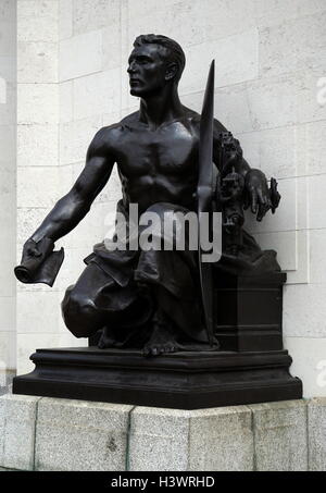 Statue von Albert Toft, 1924, außerhalb der Halle der Erinnerung, Birmingham, England. Das Leben in der Welt krieg ich Sie als Vertreter der Luftwaffe zu gedenken. Stockfoto