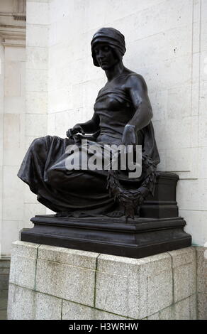 Statue von Albert Toft, 1924, außerhalb der Halle der Erinnerung, Birmingham, England. Das Leben in der Welt krieg ich sie repräsentieren die Frauen Armee zu gedenken. Stockfoto