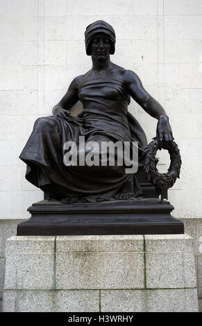 Statue von Albert Toft, 1924, außerhalb der Halle der Erinnerung, Birmingham, England. Das Leben in der Welt krieg ich sie repräsentieren die Frauen Armee zu gedenken. Stockfoto