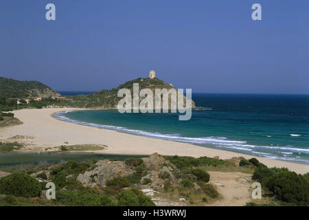 Italien, Sardinien, Provinz Cagliari Chia, Stangioni de Su Sali, Meer, Strand, Berg, Turm, Insel, Mittelmeer, Sardinien, im Süden, Küste, Sandstrand, Aussichtsturm Stockfoto