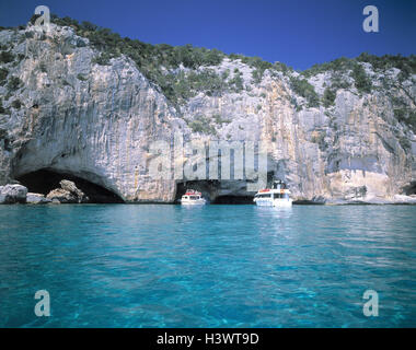 Italien, Sardinien, Provinz Nuoro, Golfo Tu Orosei, Grotta del Bue Marino, Felsen, Auffahrt, Meer, Stiefel, Europa, Süd, Europa, Süditalien, Insel, Mittelmeer, Sardinien, Ostküste, Küste, Galle Küste, Grotte, Tropfsteinhöhle, Grube, Eingang, Jaca Stockfoto