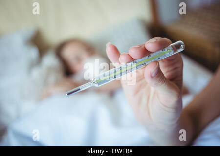 Mutter mit einem thermometer Stockfoto
