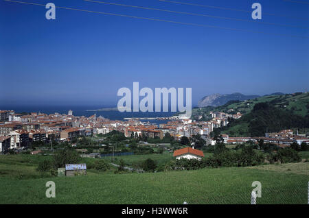 Spanien, die baskischen Provinzen, Bermeo, lokale Ansicht, Küste, Nordspanien, Euskadi, baskische Küste, Costa Vasca, Fischerdorf, Fischereihafen, Übersicht, Meer, Atlantik Stockfoto