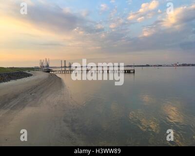 Strand auf Fanø mit Esbjerg im Hintergrund, Dänemark Stockfoto