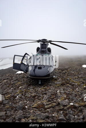 Ein gelandeter Hubschrauber, eine Art von Drehflügler in dem heben und Schub liefern wir von Rotoren. Vom 21. Jahrhundert Stockfoto