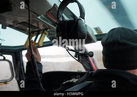 Ein gelandeter Hubschrauber, eine Art von Drehflügler in dem heben und Schub liefern wir von Rotoren. Vom 21. Jahrhundert Stockfoto