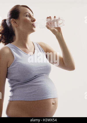 Frau, schwanger, Wasser Flasche, trinken, Modell veröffentlicht, Studio, Freisteller, jung, schwanger, Schwangerschaft, Schwangerschaft, Schwangerschaft, hoch schwanger, Durst, durstig, trinken, Wasser, Mineralwasser, gesund, Flasche, Kunststoff-Flasche, Kunststoff-Flasche Stockfoto