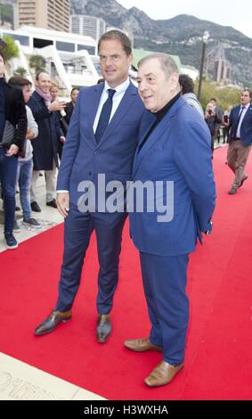 Monaco, Monaco. 11. Oktober 2016. Monaco, 11. Oktober 2016: Golden Foot Hublot Football Awards im Grimaldi Forum mit Antonio Caliendo und Frank de Boer | Verwendung Weltweit © Dpa/Alamy Live-Nachrichten Stockfoto