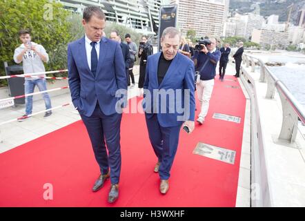 Monaco, Monaco. 11. Oktober 2016. Monaco, 11. Oktober 2016: Golden Foot Hublot Football Awards im Grimaldi Forum mit Antonio Caliendo und Frank de Boer | Verwendung Weltweit © Dpa/Alamy Live-Nachrichten Stockfoto