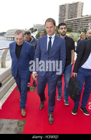 Monaco, Monaco. 11. Oktober 2016. Monaco, 11. Oktober 2016: Golden Foot Hublot Football Awards im Grimaldi Forum mit Antonio Caliendo und Frank de Boer | Verwendung Weltweit © Dpa/Alamy Live-Nachrichten Stockfoto