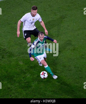 Hannover, Deutschland. 11. Oktober 2016. Während der WM-Qualifikation spielt Fußballspiel zwischen Deutschland und Nordirland, Deutschland Shkodran Mustafi (L) gegen Northern Irelands Niall McGinn (R) in der HDI-Arena in Hannover, Deutschland, 11. Oktober 2016. Foto: Peter Steffen/Dpa/Alamy Live News Stockfoto