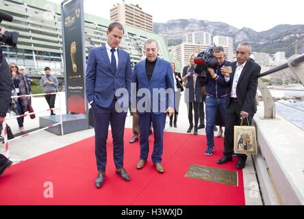 Monaco, Monaco. 11. Oktober 2016. Monaco, 11. Oktober 2016: Golden Foot Hublot Football Awards im Grimaldi Forum mit Antonio Caliendo und Frank de Boer | Verwendung Weltweit © Dpa/Alamy Live-Nachrichten Stockfoto