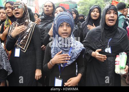 Dhaka, Bangladesch. 12. Oktober 2016. Muslim in Bangladesch zusammen mit denen in anderen Teilen der Welt beobachten Ashura am 12. Oktober 2016 Dhaka, Bangladesh. Ashura markiert den Höhepunkt der Erinnerung von Muharram, wenn Schiiten gedenken die Tötung der Prophet Mohammad Enkel Imam Hussein ibn Ali 680 n. Chr. in der Schlacht von Kerbela. Am ersten Tag von Muharram belagerte die Armee des Kalifen Yazid Hussein und seine Anhänger in der Wüste in der Nähe von Kerbela. Hussein wurde 10 Tage später in der Schlacht getötet, nachdem er sich geweigert hatte, Eid zu Yazid zu verpfänden. Bildnachweis: ZUMA Press, Inc./Alamy Live Stockfoto