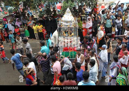 Dhaka, Bangladesch. 12. Oktober 2016. Muslim in Bangladesch zusammen mit denen in anderen Teilen der Welt beobachten Ashura am 12. Oktober 2016 Dhaka, Bangladesh. Ashura markiert den Höhepunkt der Erinnerung von Muharram, wenn Schiiten gedenken die Tötung der Prophet Mohammad Enkel Imam Hussein ibn Ali 680 n. Chr. in der Schlacht von Kerbela. Am ersten Tag von Muharram belagerte die Armee des Kalifen Yazid Hussein und seine Anhänger in der Wüste in der Nähe von Kerbela. Hussein wurde 10 Tage später in der Schlacht getötet, nachdem er sich geweigert hatte, Eid zu Yazid zu verpfänden. Bildnachweis: ZUMA Press, Inc./Alamy Live Stockfoto