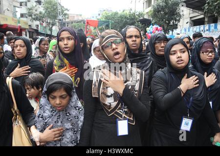 Dhaka, Bangladesch. 12. Oktober 2016. Muslim in Bangladesch zusammen mit denen in anderen Teilen der Welt beobachten Ashura am 12. Oktober 2016 Dhaka, Bangladesh. Ashura markiert den Höhepunkt der Erinnerung von Muharram, wenn Schiiten gedenken die Tötung der Prophet Mohammad Enkel Imam Hussein ibn Ali 680 n. Chr. in der Schlacht von Kerbela. Am ersten Tag von Muharram belagerte die Armee des Kalifen Yazid Hussein und seine Anhänger in der Wüste in der Nähe von Kerbela. Hussein wurde 10 Tage später in der Schlacht getötet, nachdem er sich geweigert hatte, Eid zu Yazid zu verpfänden. Bildnachweis: ZUMA Press, Inc./Alamy Live Stockfoto