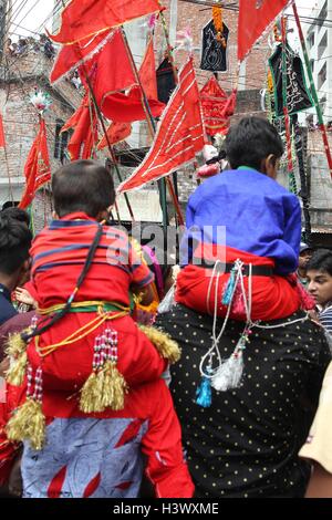 Dhaka, Bangladesch. 12. Oktober 2016. Muslim in Bangladesch zusammen mit denen in anderen Teilen der Welt beobachten Ashura am 12. Oktober 2016 Dhaka, Bangladesh. Ashura markiert den Höhepunkt der Erinnerung von Muharram, wenn Schiiten gedenken die Tötung der Prophet Mohammad Enkel Imam Hussein ibn Ali 680 n. Chr. in der Schlacht von Kerbela. Am ersten Tag von Muharram belagerte die Armee des Kalifen Yazid Hussein und seine Anhänger in der Wüste in der Nähe von Kerbela. Hussein wurde 10 Tage später in der Schlacht getötet, nachdem er sich geweigert hatte, Eid zu Yazid zu verpfänden. Bildnachweis: ZUMA Press, Inc./Alamy Live Stockfoto
