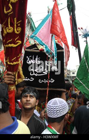 Dhaka, Bangladesch. 12. Oktober 2016. Muslim in Bangladesch zusammen mit denen in anderen Teilen der Welt beobachten Ashura am 12. Oktober 2016 Dhaka, Bangladesh. Ashura markiert den Höhepunkt der Erinnerung von Muharram, wenn Schiiten gedenken die Tötung der Prophet Mohammad Enkel Imam Hussein ibn Ali 680 n. Chr. in der Schlacht von Kerbela. Am ersten Tag von Muharram belagerte die Armee des Kalifen Yazid Hussein und seine Anhänger in der Wüste in der Nähe von Kerbela. Hussein wurde 10 Tage später in der Schlacht getötet, nachdem er sich geweigert hatte, Eid zu Yazid zu verpfänden. Bildnachweis: ZUMA Press, Inc./Alamy Live Stockfoto