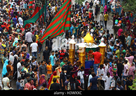 Dhaka, Bangladesch. 12 Okt, 2016. Bangladesch Schiiten in einem religiösen Rallye mit inmitten der Sicherheit während der Feier des Tages Ashura am 10. Muharram, der erste Monat des Islamischen Mondkalenders, Dhaka, Bangladesh, 12. Oktober 2016. Ashura ist ein feierlicher Tag der Trauer für die schiitischen Muslime zum Gedenken an das Martyrium von Hussein, ein Enkel des Propheten Mohammad im Jahr 680 AD in Kerbela im heutigen Irak. Stockfoto