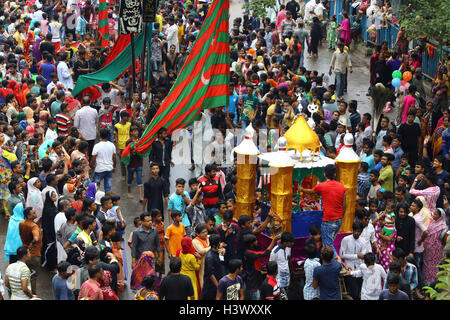 Dhaka, Bangladesch. 12 Okt, 2016. Bangladesch Schiiten in einem religiösen Rallye mit inmitten der Sicherheit während der Feier des Tages Ashura am 10. Muharram, der erste Monat des Islamischen Mondkalenders, Dhaka, Bangladesh, 12. Oktober 2016. Ashura ist ein feierlicher Tag der Trauer für die schiitischen Muslime zum Gedenken an das Martyrium von Hussein, ein Enkel des Propheten Mohammad im Jahr 680 AD in Kerbela im heutigen Irak. Stockfoto