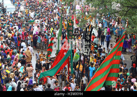 Dhaka, Bangladesch. 12 Okt, 2016. Bangladesch Schiiten in einem religiösen Rallye mit inmitten der Sicherheit während der Feier des Tages Ashura am 10. Muharram, der erste Monat des Islamischen Mondkalenders, Dhaka, Bangladesh, 12. Oktober 2016. Ashura ist ein feierlicher Tag der Trauer für die schiitischen Muslime zum Gedenken an das Martyrium von Hussein, ein Enkel des Propheten Mohammad im Jahr 680 AD in Kerbela im heutigen Irak. Stockfoto