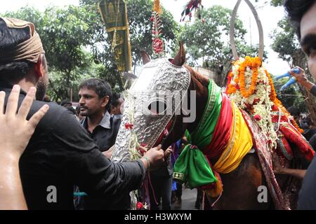 Dhaka, Bangladesch. 12. Oktober 2016. Muslim in Bangladesch zusammen mit denen in anderen Teilen der Welt beobachten Ashura am 12. Oktober 2016 Dhaka, Bangladesh. Ashura markiert den Höhepunkt der Erinnerung von Muharram, wenn Schiiten gedenken die Tötung der Prophet Mohammad Enkel Imam Hussein ibn Ali 680 n. Chr. in der Schlacht von Kerbela. Am ersten Tag von Muharram belagerte die Armee des Kalifen Yazid Hussein und seine Anhänger in der Wüste in der Nähe von Kerbela. Hussein wurde 10 Tage später in der Schlacht getötet, nachdem er sich geweigert hatte, Eid zu Yazid zu verpfänden. Foto: Monirul Alam (Credit Imag Stockfoto