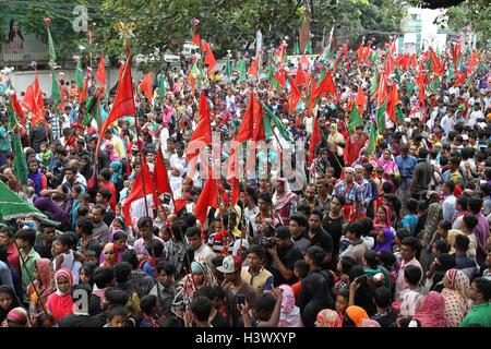 Dhaka, Bangladesch. 12. Oktober 2016. Muslim in Bangladesch zusammen mit denen in anderen Teilen der Welt beobachten Ashura am 12. Oktober 2016 Dhaka, Bangladesh. Ashura markiert den Höhepunkt der Erinnerung von Muharram, wenn Schiiten gedenken die Tötung der Prophet Mohammad Enkel Imam Hussein ibn Ali 680 n. Chr. in der Schlacht von Kerbela. Am ersten Tag von Muharram belagerte die Armee des Kalifen Yazid Hussein und seine Anhänger in der Wüste in der Nähe von Kerbela. Hussein wurde 10 Tage später in der Schlacht getötet, nachdem er sich geweigert hatte, Eid zu Yazid zu verpfänden. Foto: Monirul Alam (Credit Imag Stockfoto