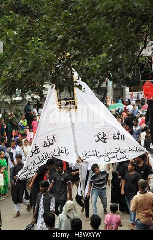 Dhaka, Bangladesch. 12. Oktober 2016. Muslim in Bangladesch zusammen mit denen in anderen Teilen der Welt beobachten Ashura am 12. Oktober 2016 Dhaka, Bangladesh. Ashura markiert den Höhepunkt der Erinnerung von Muharram, wenn Schiiten gedenken die Tötung der Prophet Mohammad Enkel Imam Hussein ibn Ali 680 n. Chr. in der Schlacht von Kerbela. Am ersten Tag von Muharram belagerte die Armee des Kalifen Yazid Hussein und seine Anhänger in der Wüste in der Nähe von Kerbela. Hussein wurde 10 Tage später in der Schlacht getötet, nachdem er sich geweigert hatte, Eid zu Yazid zu verpfänden. Foto: Monirul Alam (Credit Imag Stockfoto