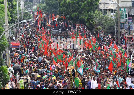 Dhaka, Bangladesch. 12 Okt, 2016. Bangladesch Schiiten in einem religiösen Rallye mit inmitten der Sicherheit während der Feier des Tages Ashura am 10. Muharram, der erste Monat des Islamischen Mondkalenders, Dhaka, Bangladesh, 12. Oktober 2016. Ashura ist ein feierlicher Tag der Trauer für die schiitischen Muslime zum Gedenken an das Martyrium von Hussein, ein Enkel des Propheten Mohammad im Jahr 680 AD in Kerbela im heutigen Irak. Stockfoto