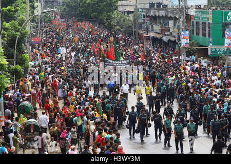 Dhaka, Bangladesch. 12 Okt, 2016. Bangladesch Schiiten in einem religiösen Rallye mit inmitten der Sicherheit während der Feier des Tages Ashura am 10. Muharram, der erste Monat des Islamischen Mondkalenders, Dhaka, Bangladesh, 12. Oktober 2016. Ashura ist ein feierlicher Tag der Trauer für die schiitischen Muslime zum Gedenken an das Martyrium von Hussein, ein Enkel des Propheten Mohammad im Jahr 680 AD in Kerbela im heutigen Irak. Stockfoto