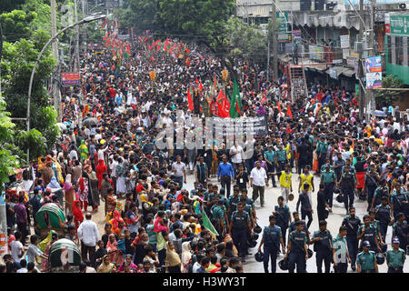 Dhaka, Bangladesch. 12 Okt, 2016. Bangladesch Schiiten in einem religiösen Rallye mit inmitten der Sicherheit während der Feier des Tages Ashura am 10. Muharram, der erste Monat des Islamischen Mondkalenders, Dhaka, Bangladesh, 12. Oktober 2016. Ashura ist ein feierlicher Tag der Trauer für die schiitischen Muslime zum Gedenken an das Martyrium von Hussein, ein Enkel des Propheten Mohammad im Jahr 680 AD in Kerbela im heutigen Irak. Stockfoto