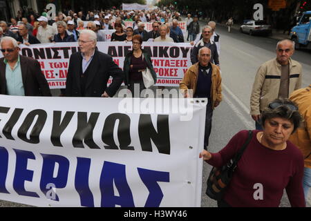 Thessaloniki, Griechenland, 12. Oktober 2016.  Griechische Rentner gehen auf die Straße gegen Regierungen Pensionskürzungen. Hunderte von Rentnern nahmen Teil gegen Sparpolitik und Demonstration, organisiert von den Rentner Gewerkschaften, in der zweitgrößten Stadt Thessaloniki, Griechenland. Bildnachweis: Orhan Zolak / Alamy Live News Stockfoto