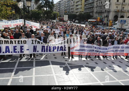 Thessaloniki, Griechenland, 12. Oktober 2016. Rentner hören Sie reden während einer Kundgebung von Rentner Gewerkschaften gegen Regierungen Pensionskürzungen.  Bildnachweis: Orhan Zolak / Alamy Live News Stockfoto