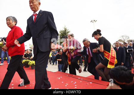 Rizhao, Rizhao, China. 7. Oktober 2016. Rizhao, CHINA-7. Oktober 2016:? (REDAKTIONELLE NUTZUNG? NUR.? CHINA aus) 50 Paare, die seit 50 Jahren verheiratet versammeln sich ihrer fünfjährigen Jubiläums der Ehe in Rizhao, Osten ChinaÂ¡Â¯s Shandong Provinz, 7. Oktober 2016. © SIPA Asien/ZUMA Draht/Alamy Live-Nachrichten Stockfoto