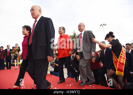 Rizhao, Rizhao, China. 7. Oktober 2016. Rizhao, CHINA-7. Oktober 2016:? (REDAKTIONELLE NUTZUNG? NUR.? CHINA aus) 50 Paare, die seit 50 Jahren verheiratet versammeln sich ihrer fünfjährigen Jubiläums der Ehe in Rizhao, Osten ChinaÂ¡Â¯s Shandong Provinz, 7. Oktober 2016. © SIPA Asien/ZUMA Draht/Alamy Live-Nachrichten Stockfoto